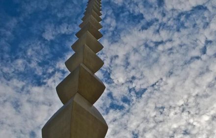 Columna Infinita, a 1918 sculpture by Constantin Brâncuși