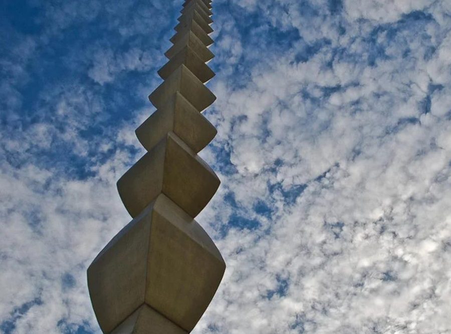 Columna Infinita, a 1918 sculpture by Constantin Brâncuși