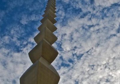 Columna Infinita, a 1918 sculpture by Constantin Brâncuși